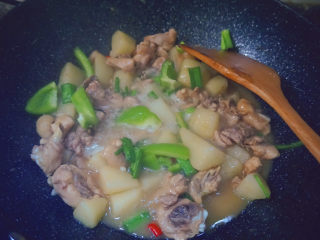 22、三黄鸡炖土豆,然后倒入青椒蒜苗翻炒