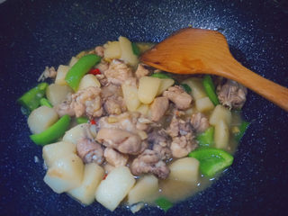 23、三黄鸡炖土豆,大火等待收汁