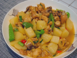 24、三黄鸡炖土豆,这样一盘三黄鸡炖土豆就好啦～超级好吃耶，特别是土豆，糯糯的，带有鸡肉的鲜甜。