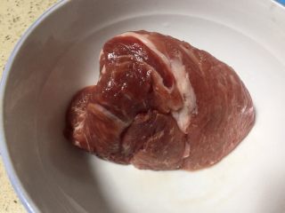 1、微波炉密技10分钟牙签烤肉,我是准备的猪眉毛肉有烤后更好吃