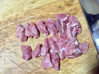 2、微波炉密技10分钟牙签烤肉,把猪肉洗净沥水，切成大小合适的小条