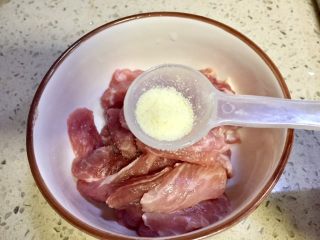 3、微波炉密技10分钟牙签烤肉,装入碗里加入少许调味盐