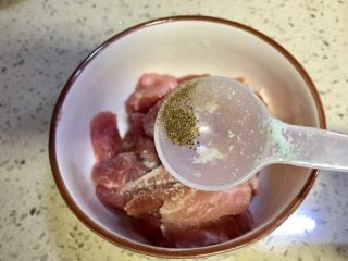 4、微波炉密技10分钟牙签烤肉,加入少许五香粉