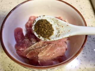 5、微波炉密技10分钟牙签烤肉,加入半勺花椒面