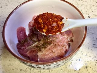 6、微波炉密技10分钟牙签烤肉,再加入一勺辣椒面