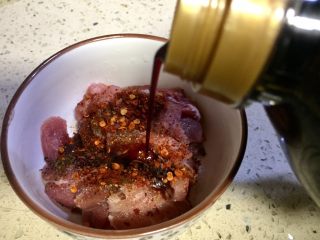 7、微波炉密技10分钟牙签烤肉,半勺老抽和一勺生抽，先搅拌均匀