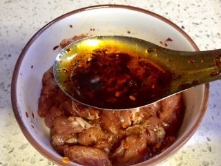 8、微波炉密技10分钟牙签烤肉,再加入一勺辣椒油