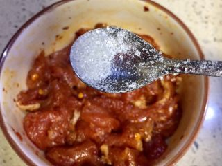 9、微波炉密技10分钟牙签烤肉,再加入少许白糖