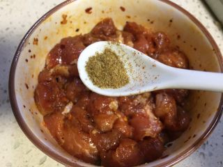 10、微波炉密技10分钟牙签烤肉,再加入孜然粉