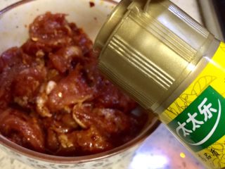 11、微波炉密技10分钟牙签烤肉,加入一勺芝麻油