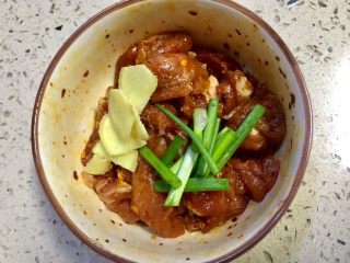 12、微波炉密技10分钟牙签烤肉,老姜切片香葱切断放入搅拌后腌制5到10分钟