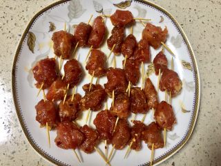 13、微波炉密技10分钟牙签烤肉,用牙签把每块肉串起来
