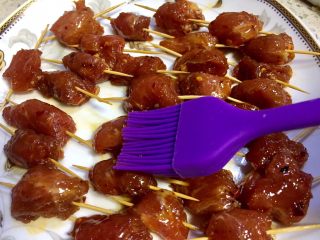 14、微波炉密技10分钟牙签烤肉,再肉串表面刷上一层油