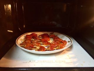 15、微波炉密技10分钟牙签烤肉,放入微波炉高火加入4分钟