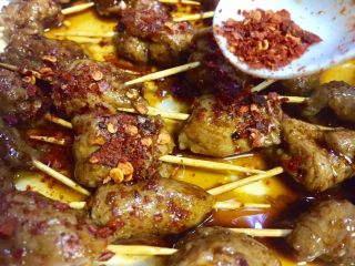 16、微波炉密技10分钟牙签烤肉,时间到了后在肉串表面撒上辣椒面