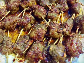 17、微波炉密技10分钟牙签烤肉,再撒上孜然粉