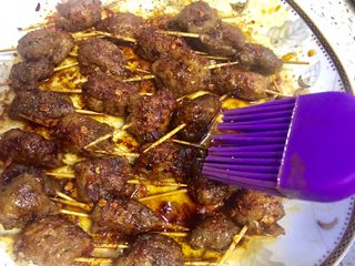 19、微波炉密技10分钟牙签烤肉,时间到了取出，用刷子沾上盘子里的油料刷再肉上