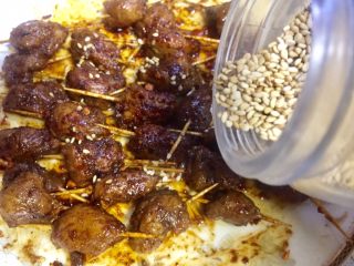20、微波炉密技10分钟牙签烤肉,再撒些熟白芝麻在肉串表面