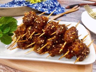 21、微波炉密技10分钟牙签烤肉,毫不亚于外卖店的特色牙签肉，自己做的还放心！入口越嚼越香，越吃越馋！