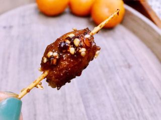 22、微波炉密技10分钟牙签烤肉,趁热吃或吃冷的都是各有千秋的好吃，做下酒菜和零食都是极好的美食，怎么样来一只上上签呗！入口越嚼越香，越吃越馋！