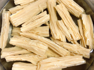 1、凉拌腐竹黄瓜,提前浸泡腐竹，温水泡5小时。