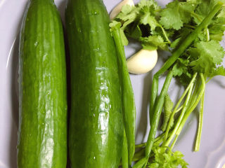 2、凉拌腐竹黄瓜,准备好黄瓜、葱蒜、香菜。