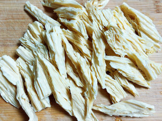 3、凉拌腐竹黄瓜,腐竹斜刀切段备用。