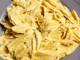 5、凉拌腐竹黄瓜,将腐竹捞出淋水待用。