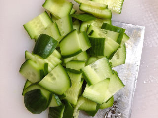 6、凉拌腐竹黄瓜,讲水果黄瓜切片待用。