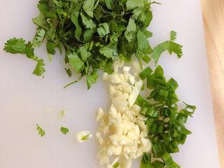 7、凉拌腐竹黄瓜,葱蒜、香菜切沫儿待用。