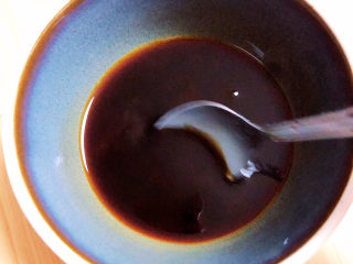 8、凉拌腐竹黄瓜,准备凉拌汁，白糖、米醋、耗油、生抽、盐，搅拌均匀。