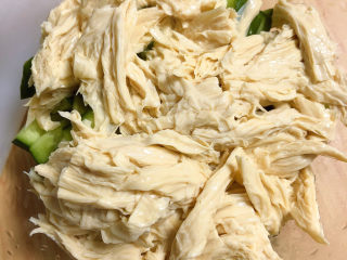 9、凉拌腐竹黄瓜,将黄瓜、腐竹放入大碗中。