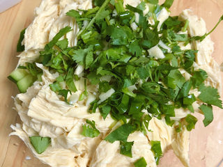 10、凉拌腐竹黄瓜,放入葱蒜、香菜末。