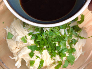 11、凉拌腐竹黄瓜,倒入凉拌汁。