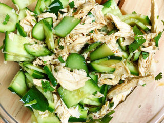 12、凉拌腐竹黄瓜,将菜和凉拌汁搅拌均匀。