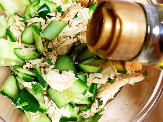 13、凉拌腐竹黄瓜,再淋水一些香油，拌一拌盛入盘中。