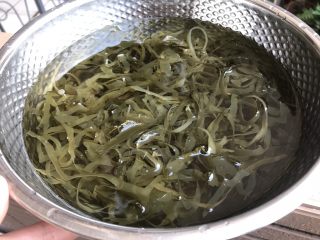 1、凉拌三丝,海带丝（干的）洗干净提前泡发