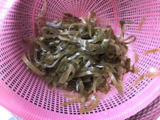 2、凉拌三丝,泡好后捞起沥水