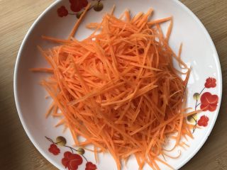 3、凉拌三丝,红萝卜擦丝