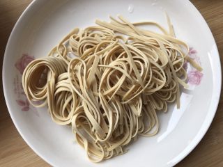 4、凉拌三丝,豆皮切丝