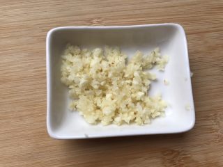 5、凉拌三丝,蒜剁碎