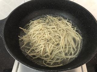 7、凉拌三丝,锅里水开后灼一下豆皮，1分钟内就好，太久豆皮易烂或断开