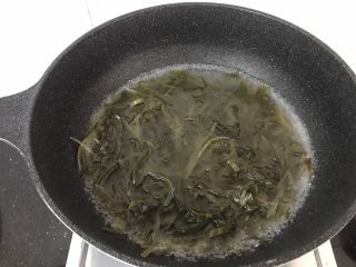 8、凉拌三丝,同样的海带也要煮熟，海带稍有多煮一会2-3分钟