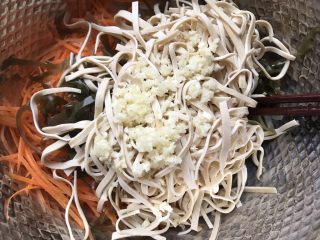 9、凉拌三丝,加入蒜末