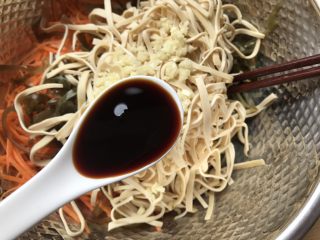 10、凉拌三丝,2勺酱油