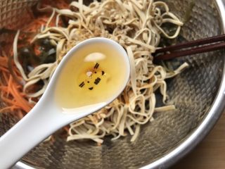 12、凉拌三丝,1勺香油，可以芝麻油，花生油等植物油