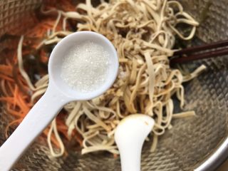 14、凉拌三丝,半勺糖