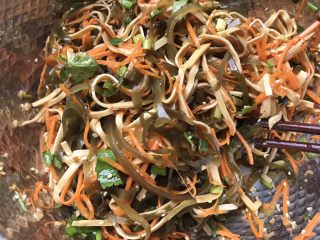 17、凉拌三丝,搅拌均匀