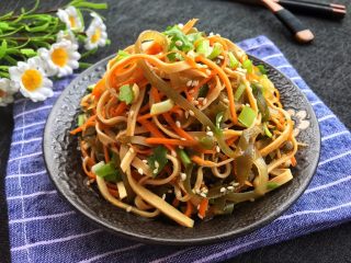 18、凉拌三丝,装盘享用，颜色丰富，口感多重，营养满分哟！