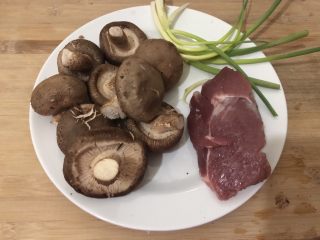 1、香菇肉片,准备食材